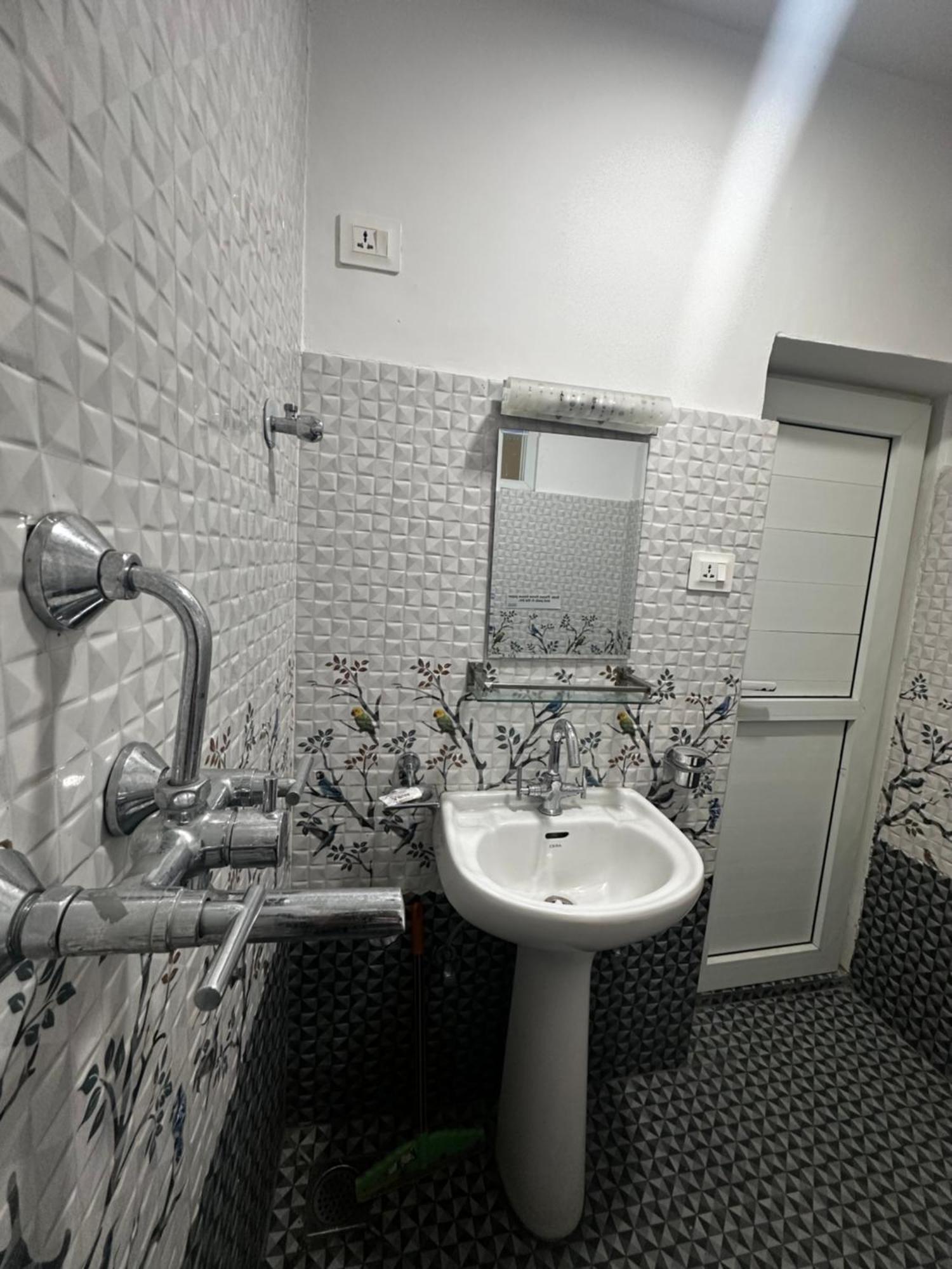 Norbu Hotel Катманду Екстериор снимка